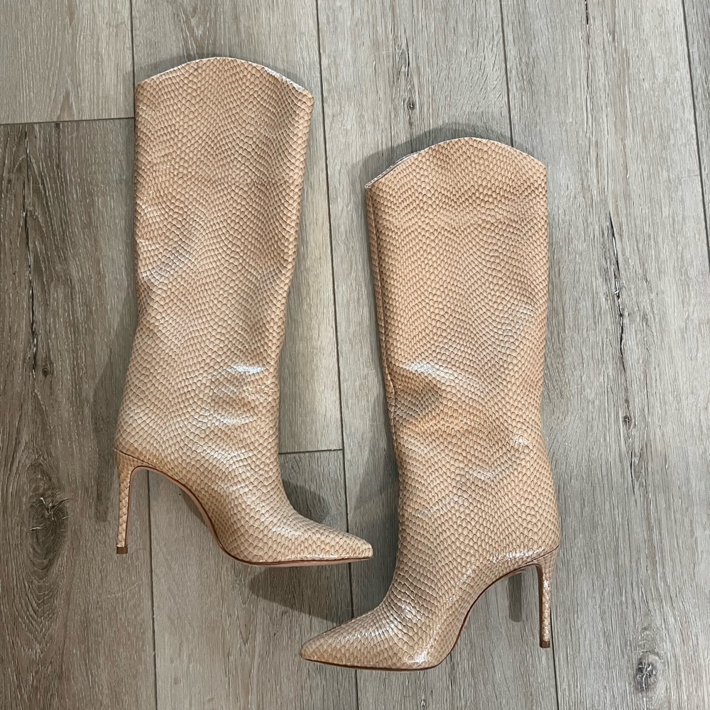Elegant ivory pair from Schutz, embossed with a shiny snake effect.